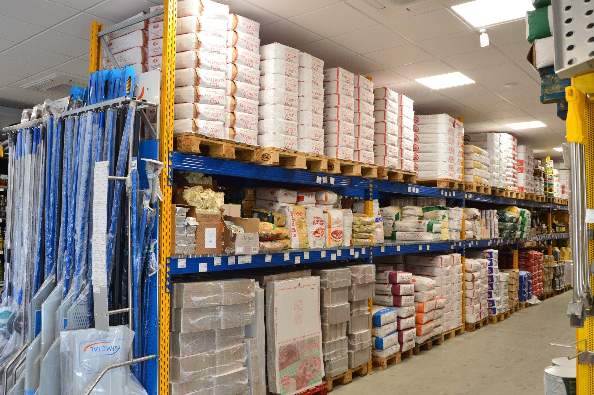 scaffali blu con farine