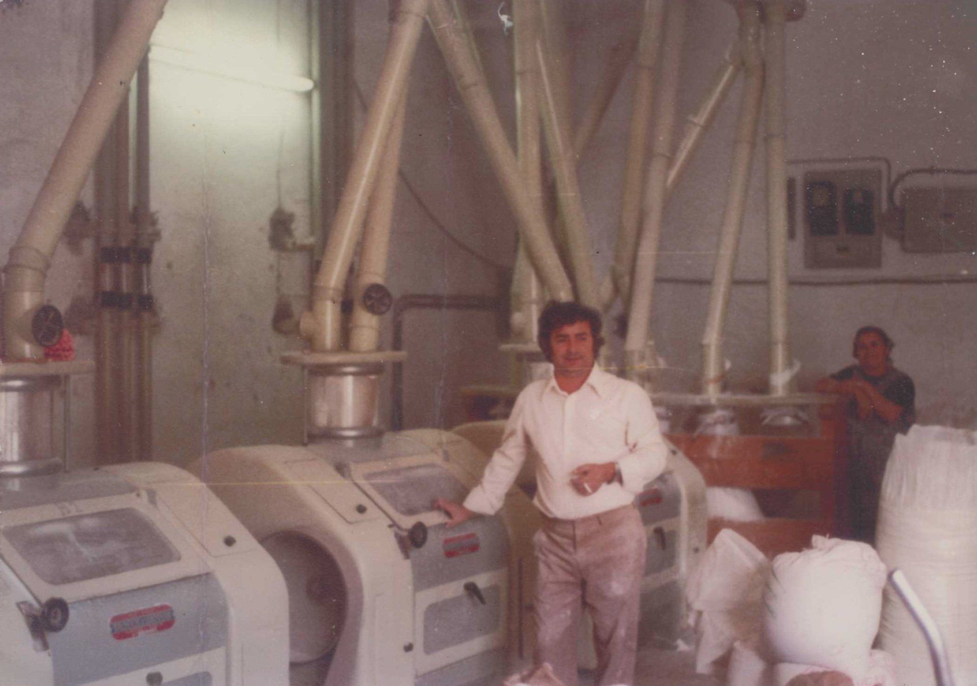 Foto di un vecchio capannone con mobili per la ristorazione