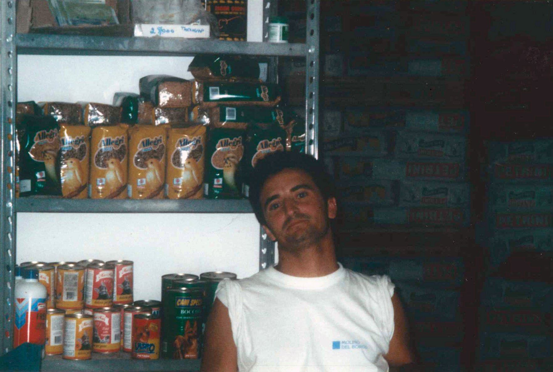 Foto di un ragazzo in un magazzino