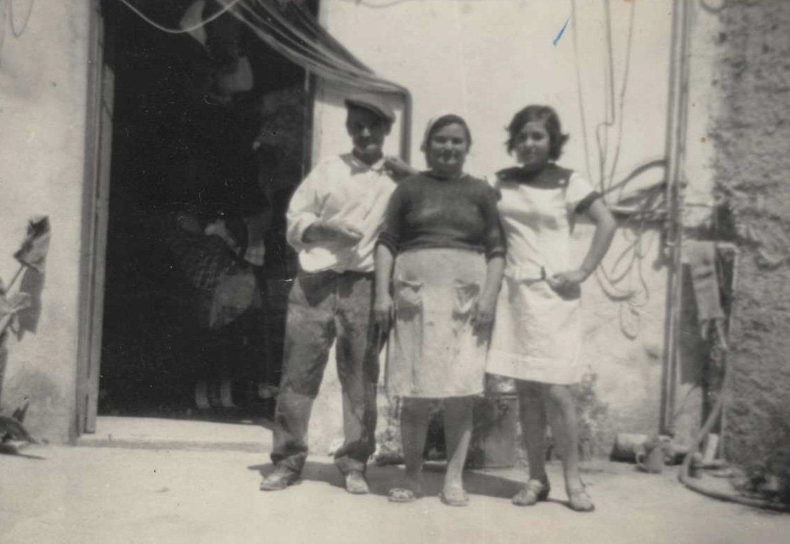 Foto di un gruppo di persone in bianco e nero