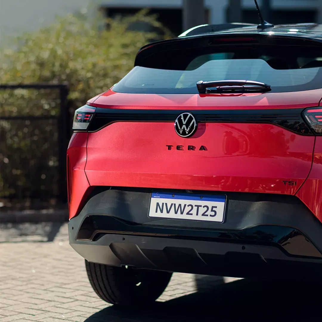 Vista traseira do SUV Volkswagen Taos vermelho com acabamento preto e placa.
