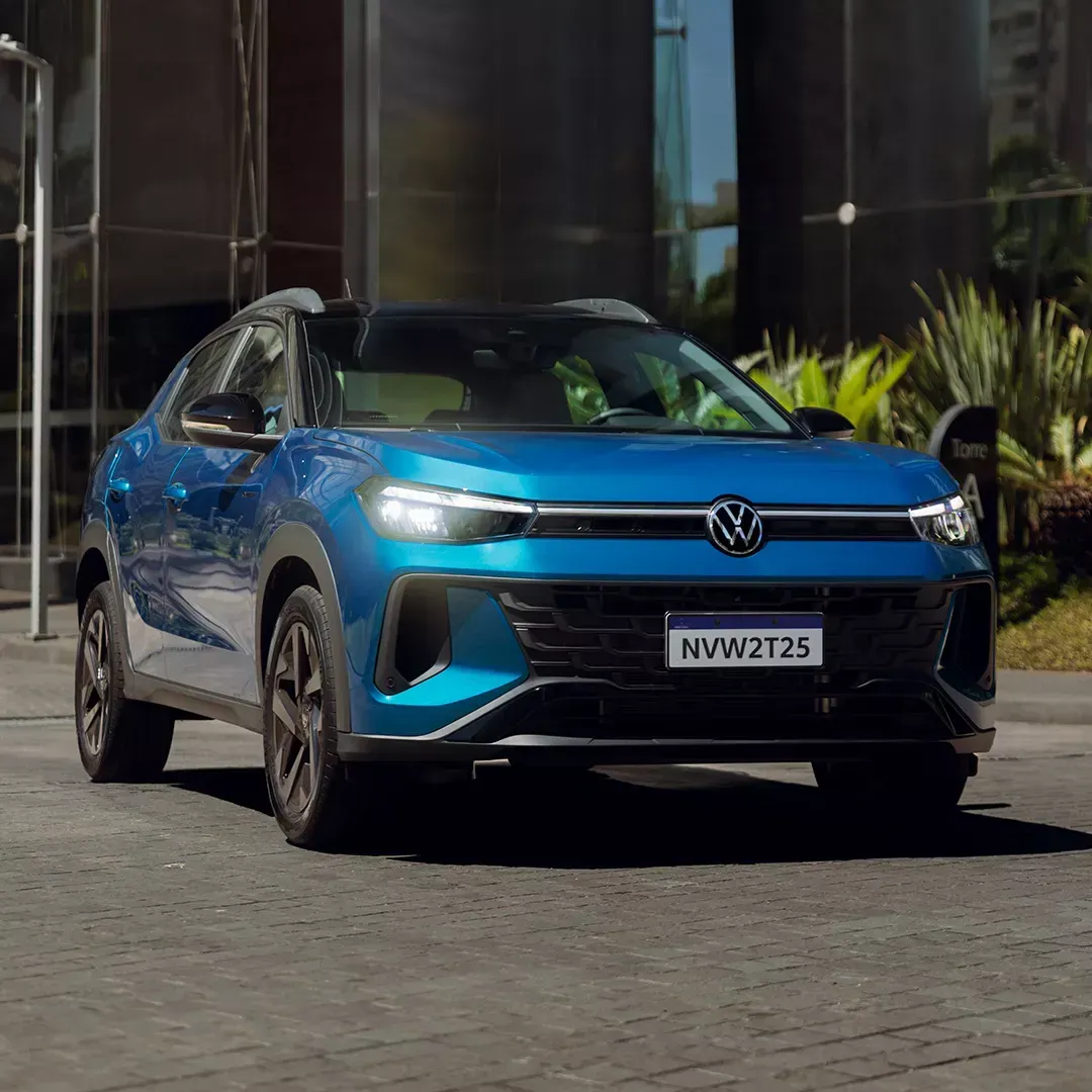 Carro Volkswagen Nivus azul estacionado em uma rua da cidade.