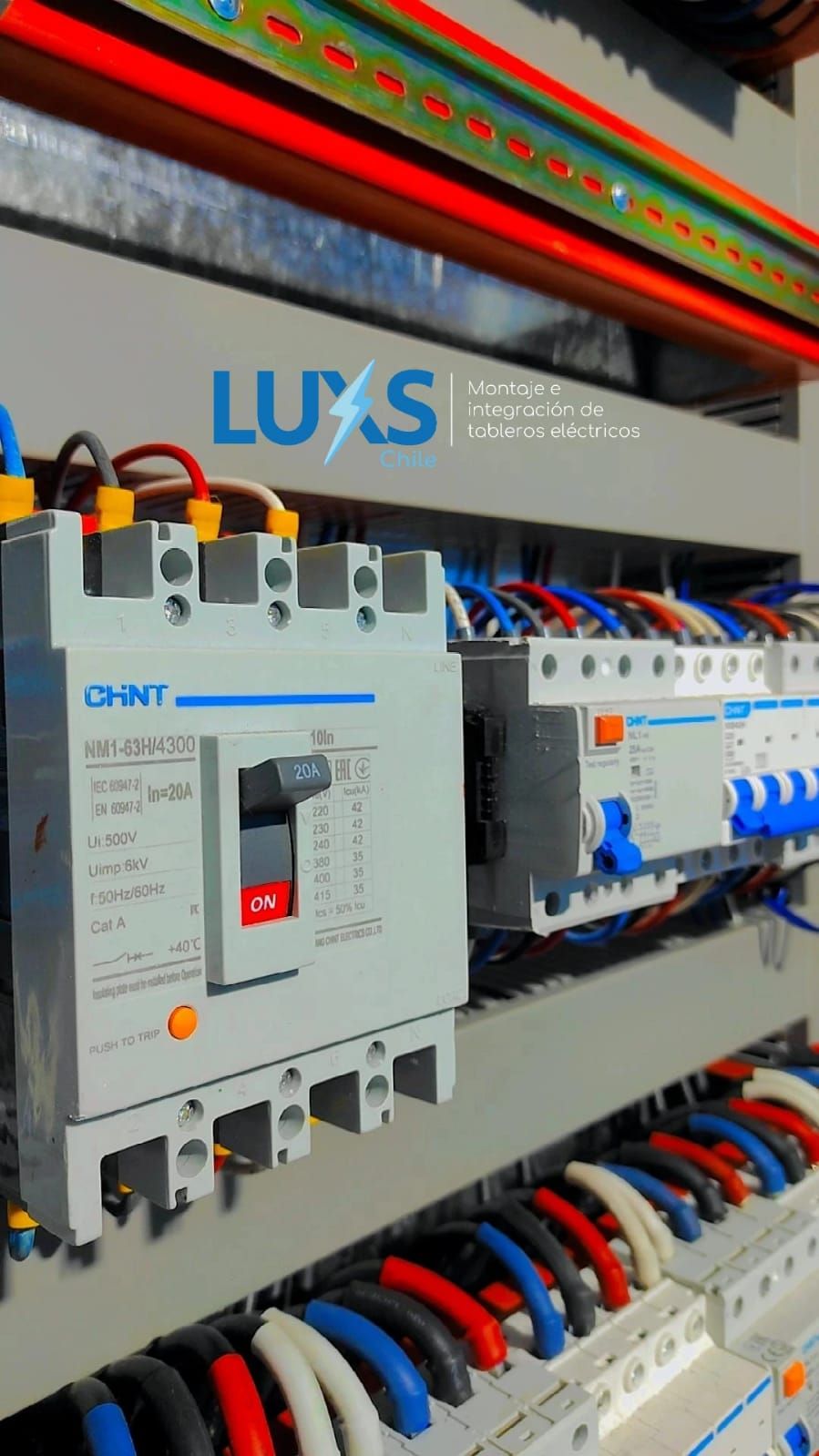 Un montón de cables están conectados a una caja eléctrica Chint.