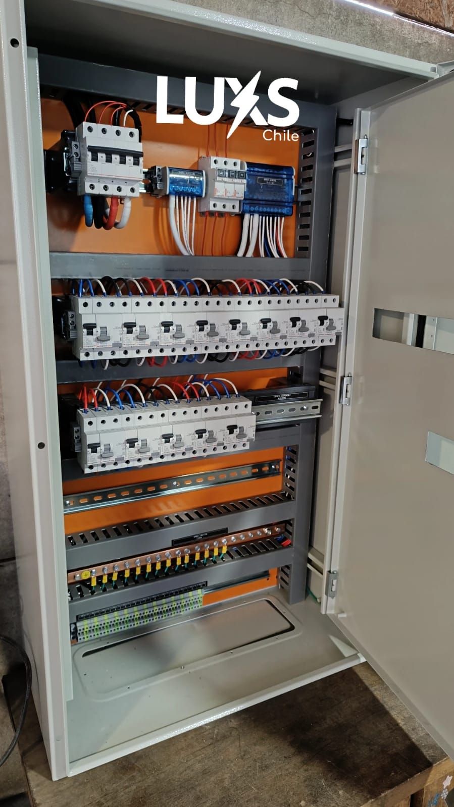 Un gran panel de control eléctrico con muchos cables en su interior.