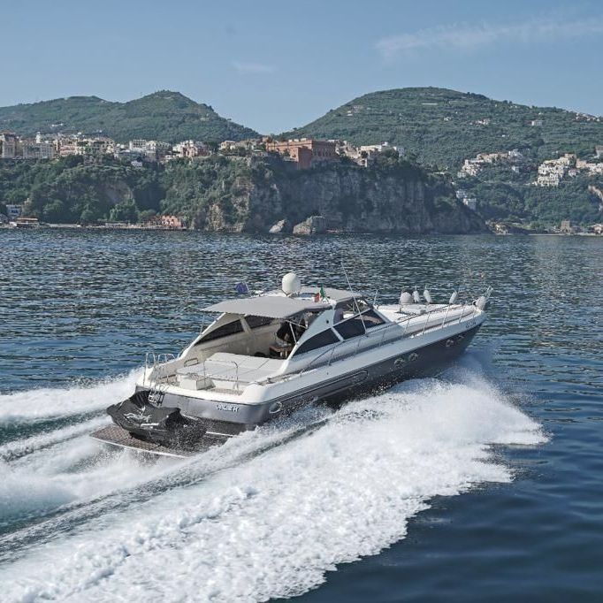 · 12 persone
· 3 cabine
· 6 posti letto
· 3 bagni