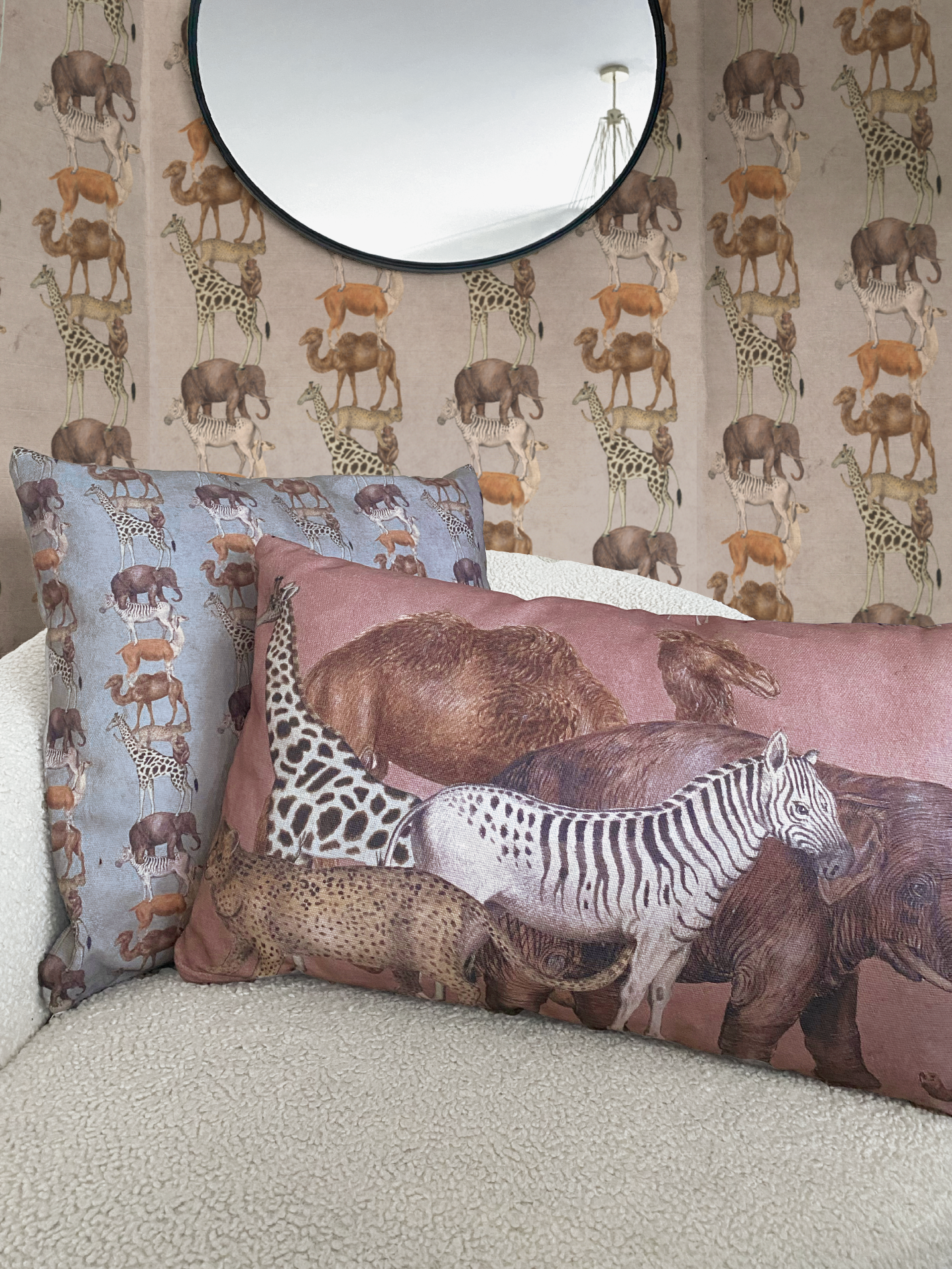 Een kussen met een zebra erop ligt op de bank naast een spiegel.