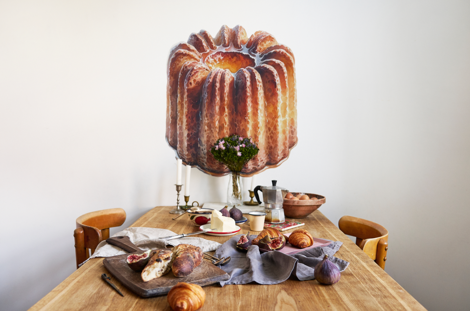 Een houten tafel met een afbeelding van een taart aan de muur erachter