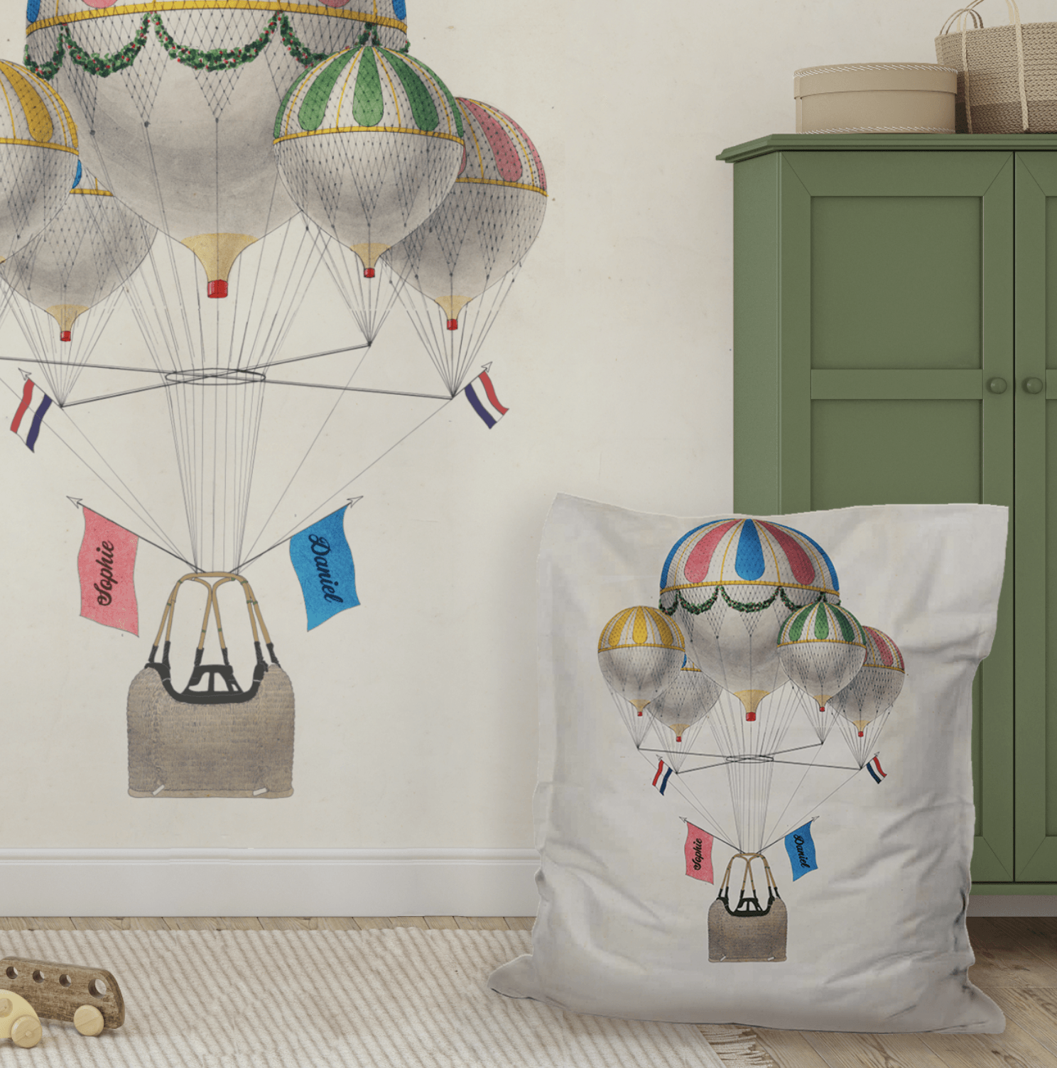 Een kussen met een afbeelding van heteluchtballonnen erop