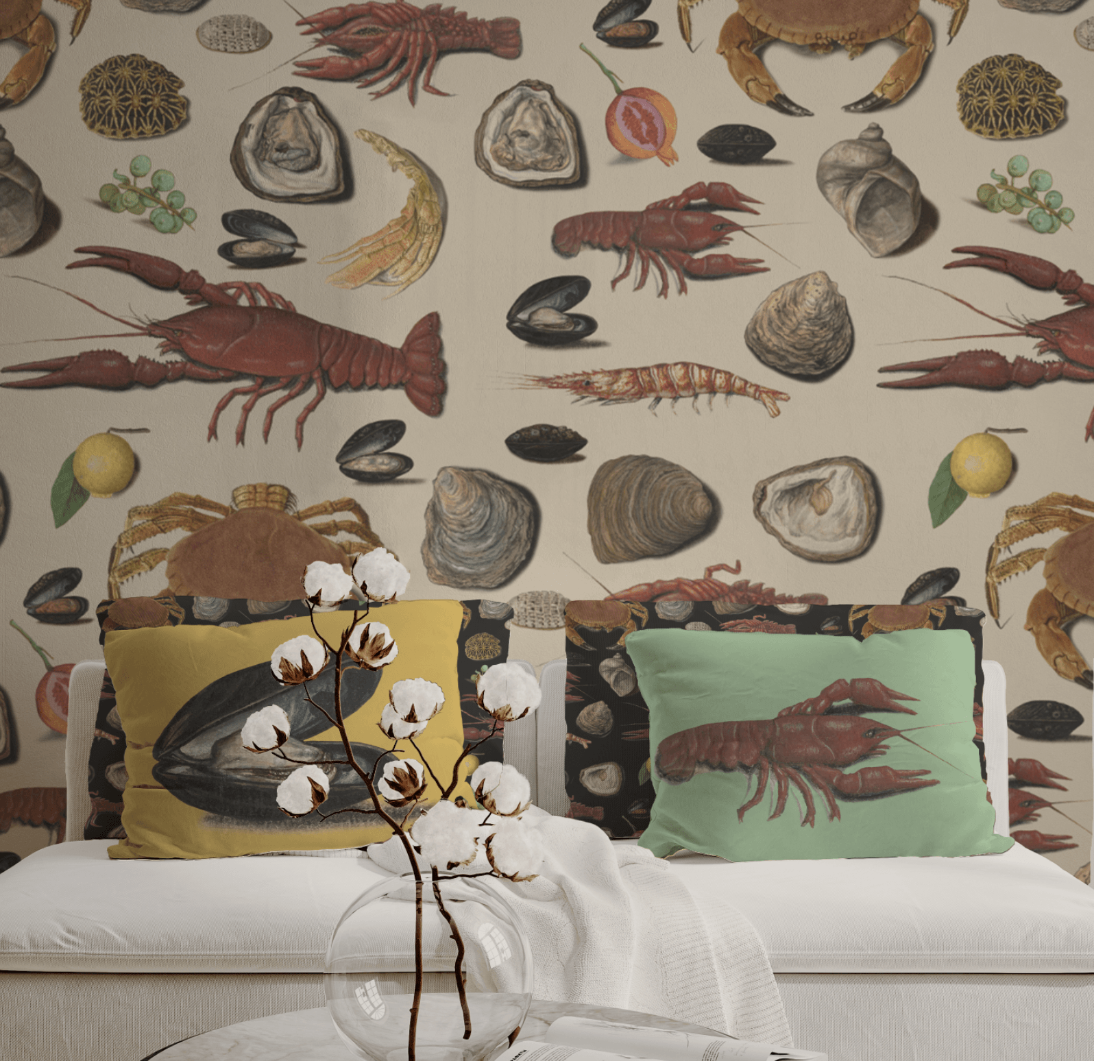 Een woonkamer met een bank en een vaas met bloemen