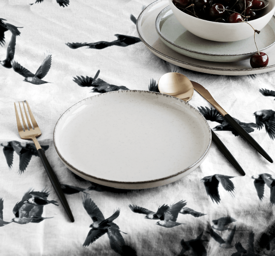 Een schaal met kersen staat op een bord op een tafel