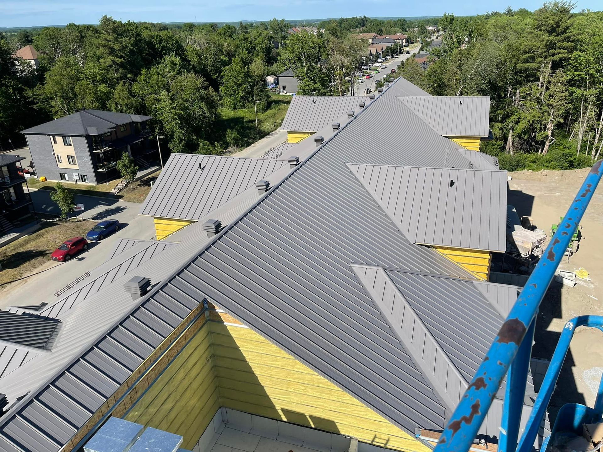 Une vue aérienne d'un bâtiment en construction avec un toit gris.