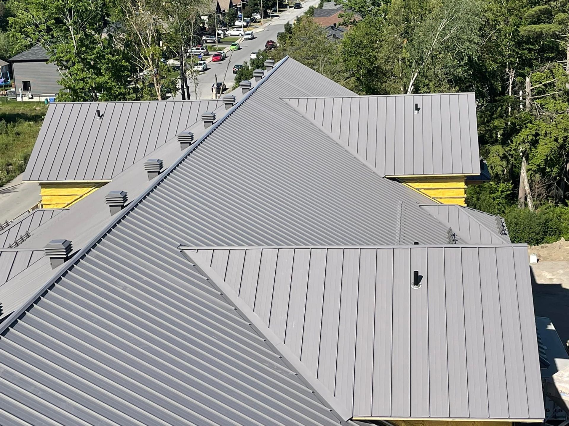 Une vue aérienne d'une rangée de maisons aux toits gris