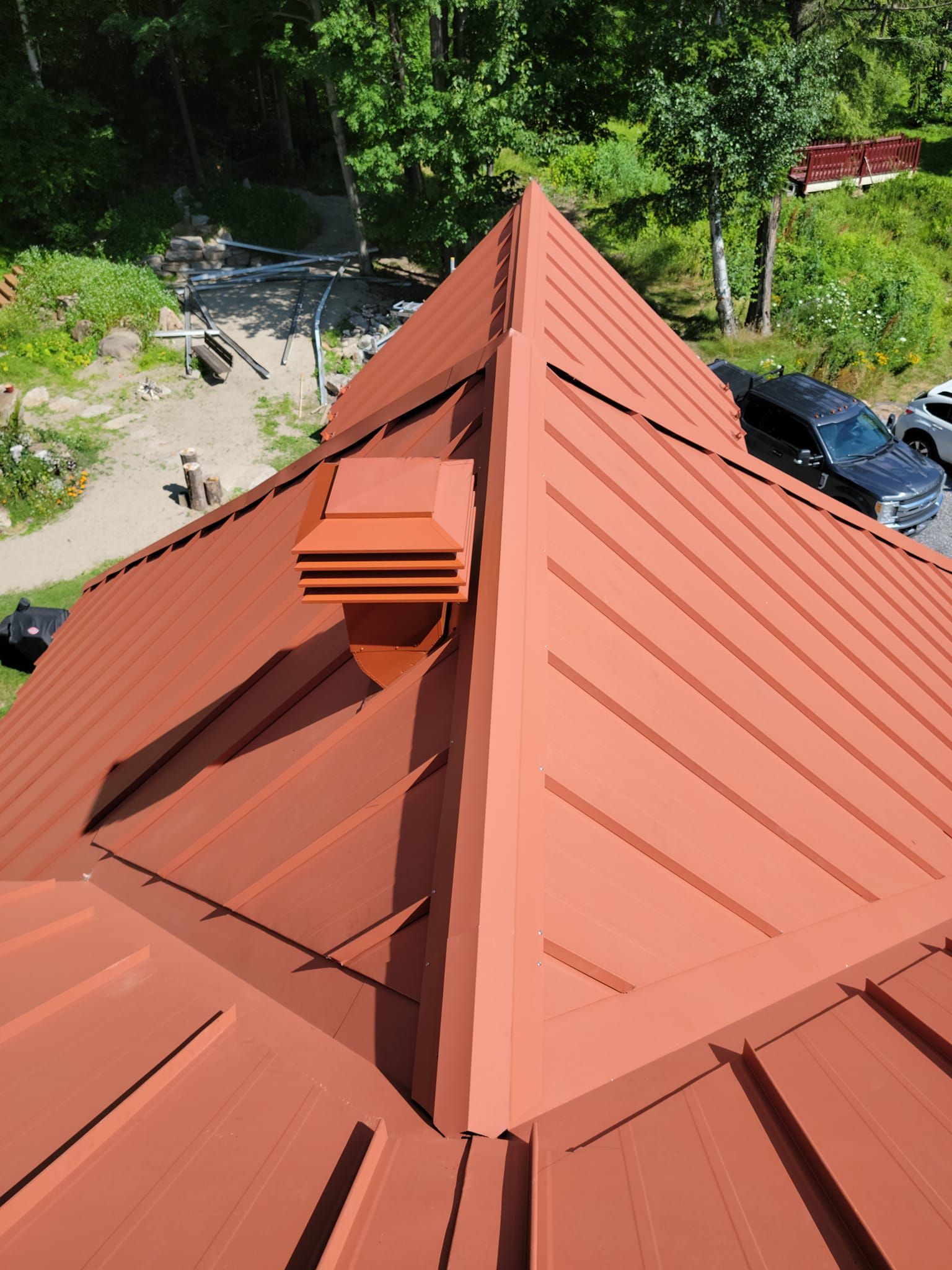 Un toit rouge avec un triangle au-dessus