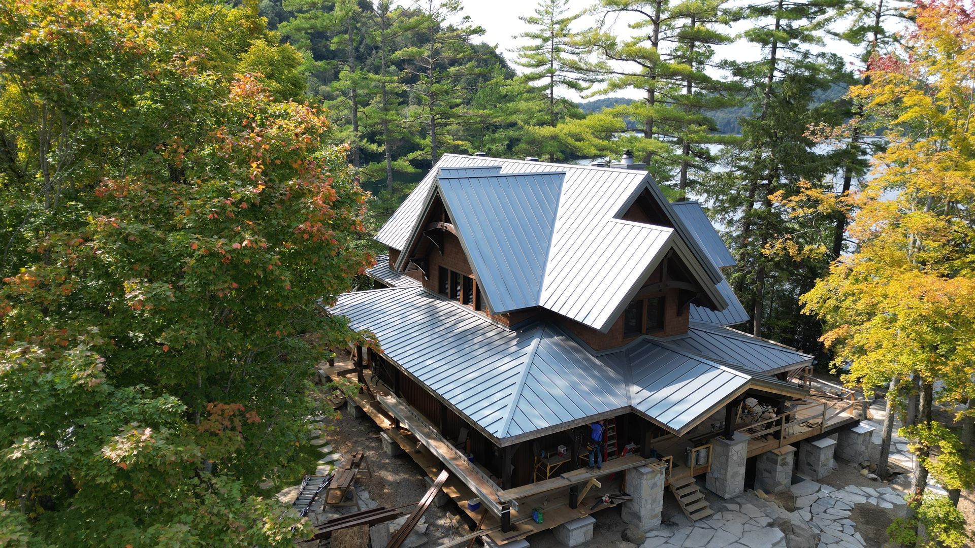 Une vue aérienne d'une grande maison au milieu d'une forêt.
