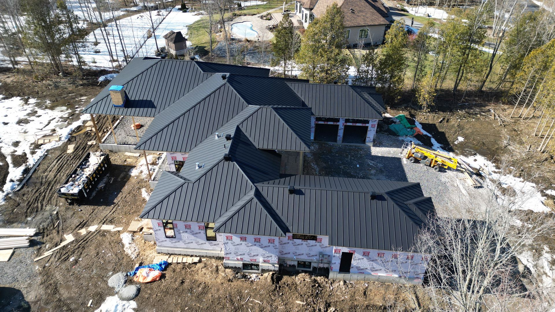Une vue aérienne d'une maison en construction avec un toit noir.