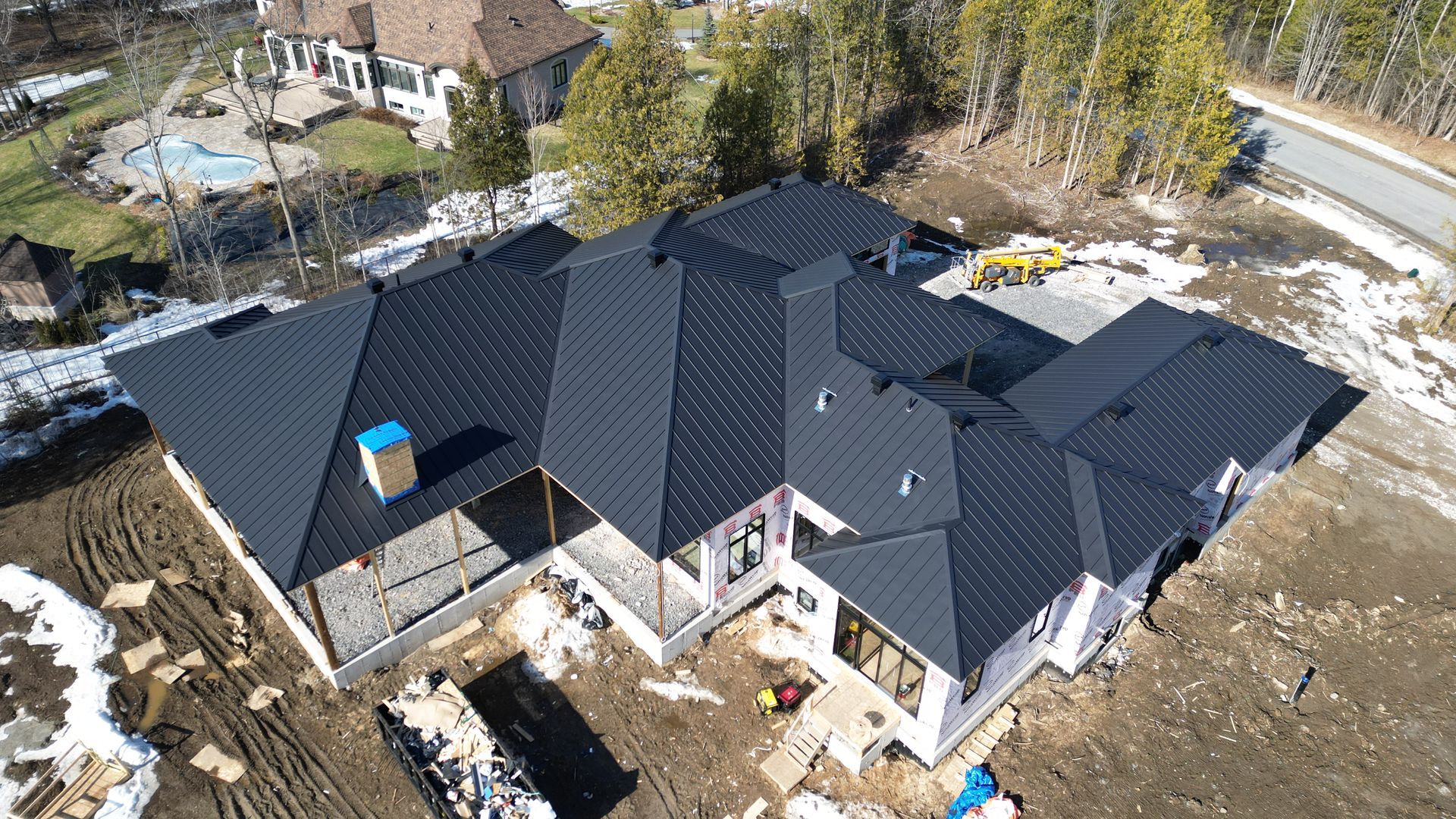 Une vue aérienne d'une maison en construction avec un toit noir.