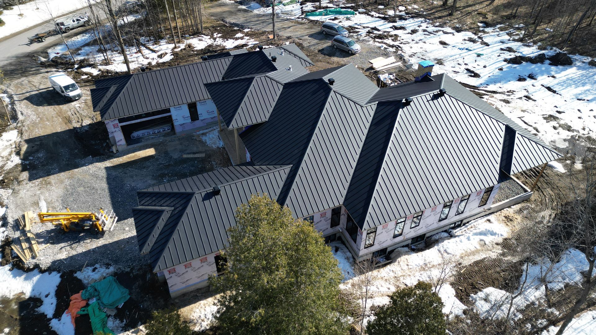 Une vue aérienne d'une maison en construction sous la neige.