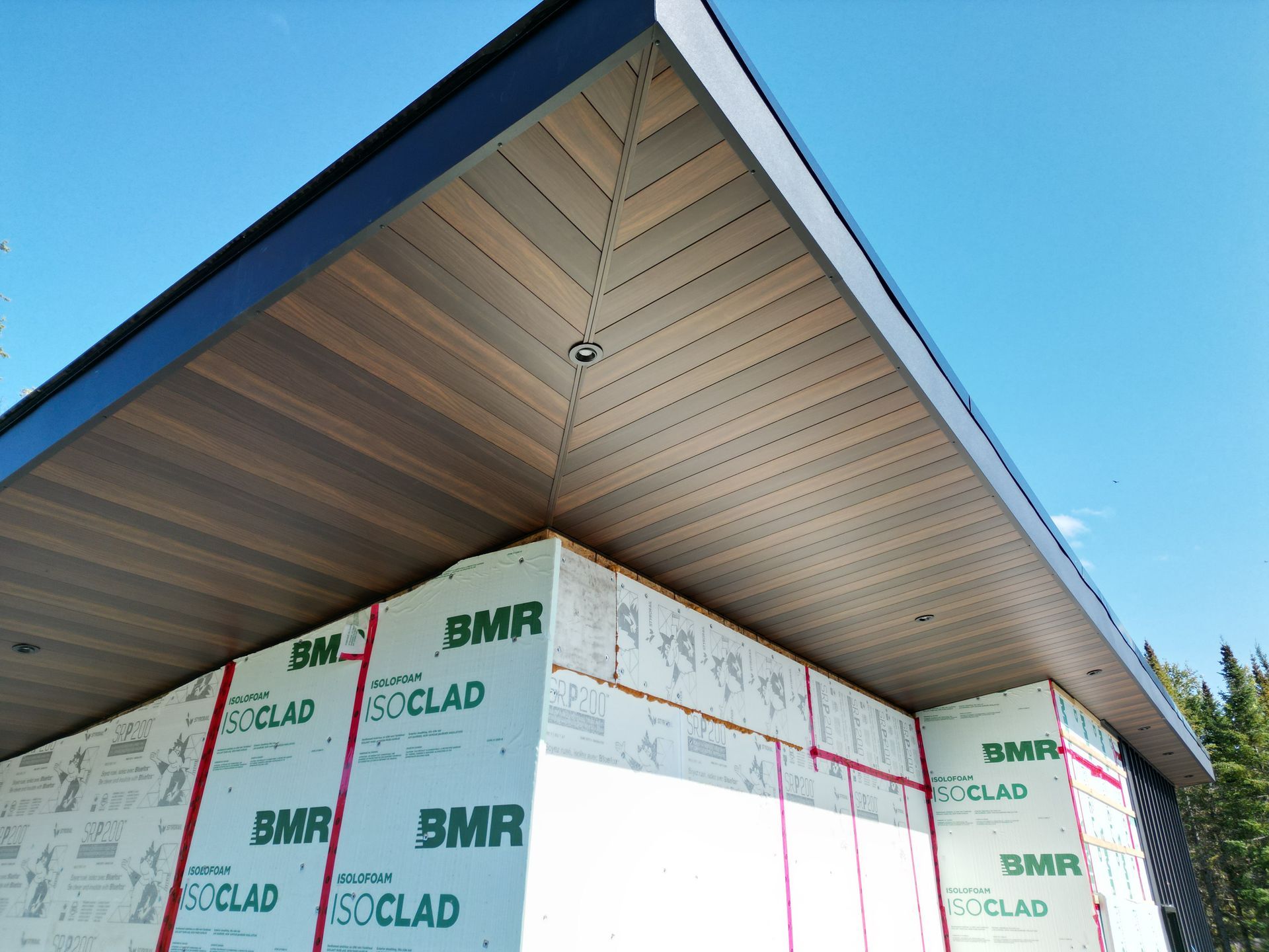 Un bâtiment avec un toit recouvert de revêtement BMR