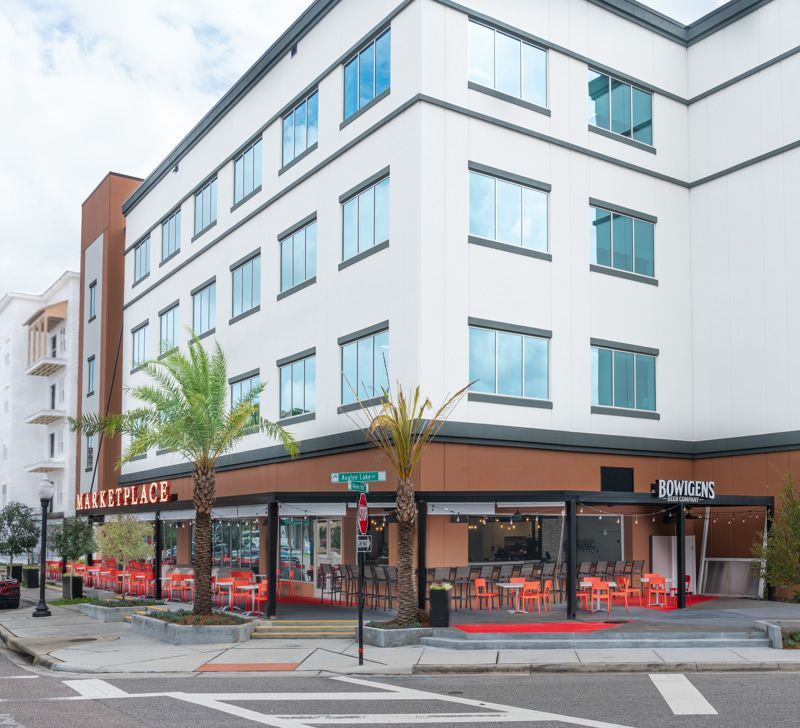 A large building with a restaurant in front of it