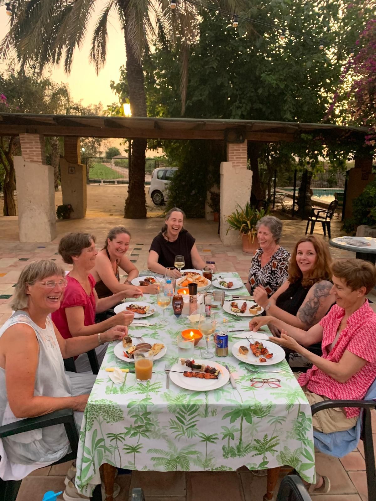 een aantal vrouwen van middelbare leeftijd aan tafel tijdens een retreat
