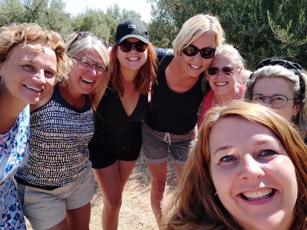 Een groep retraitegangers loopt in de spaanse natuur onder een onbewolkte hemel.