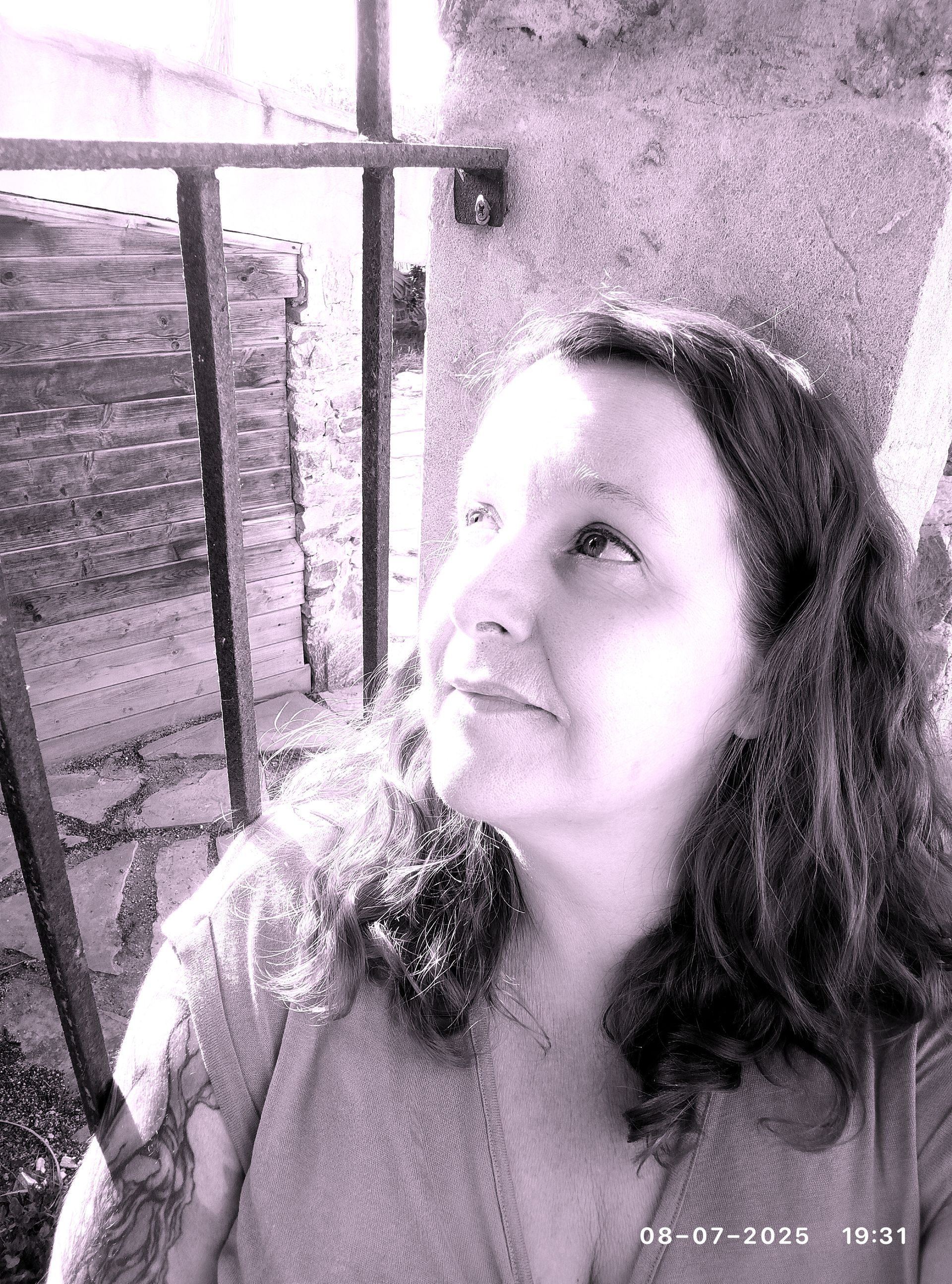 vrouw kijkt peinzend in de leegte