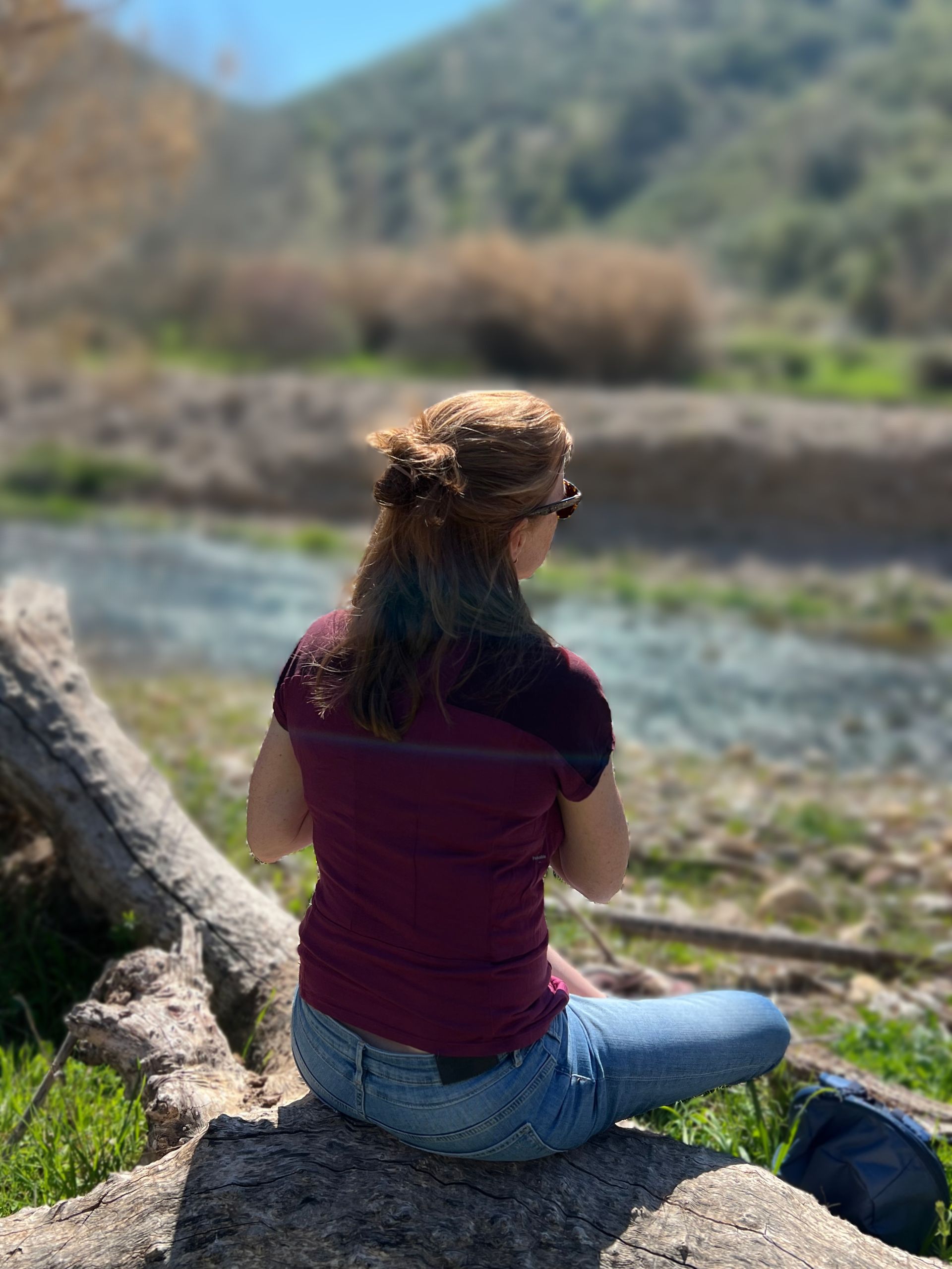 persoon met rug naar camera aan rivier in Spanje op retraite