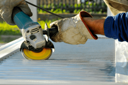 Fresatura di una persiana in acciaio