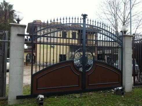 Cancello battente a sbarre e pannelli