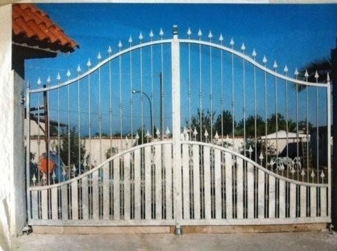 Cancello a sbarre bianco