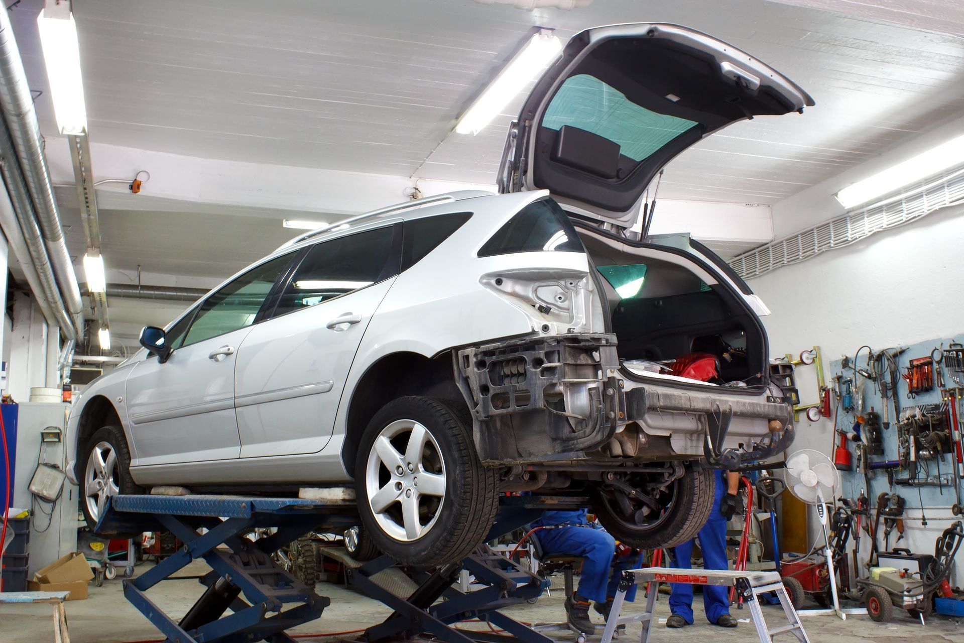 How Do Auto Body Shops Repair Vehicles After a Collision? | Harvey's Garage