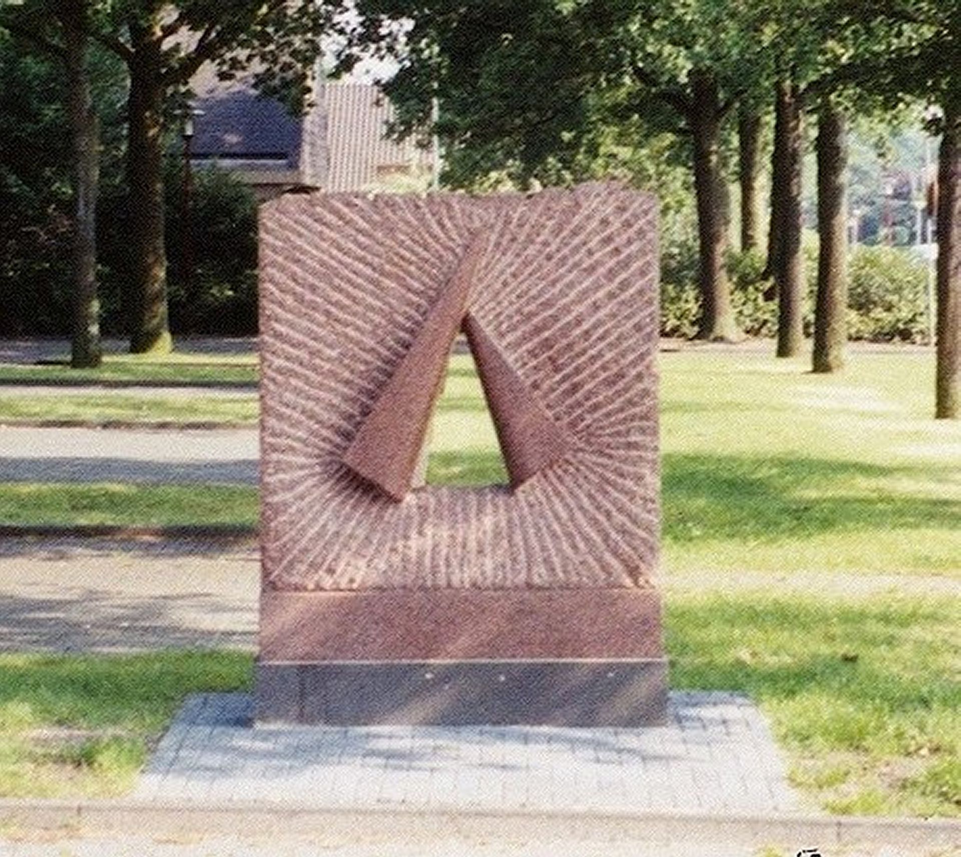 Bespreekbaar (1990, graniet). Het beeld staat in Vriezenveen.