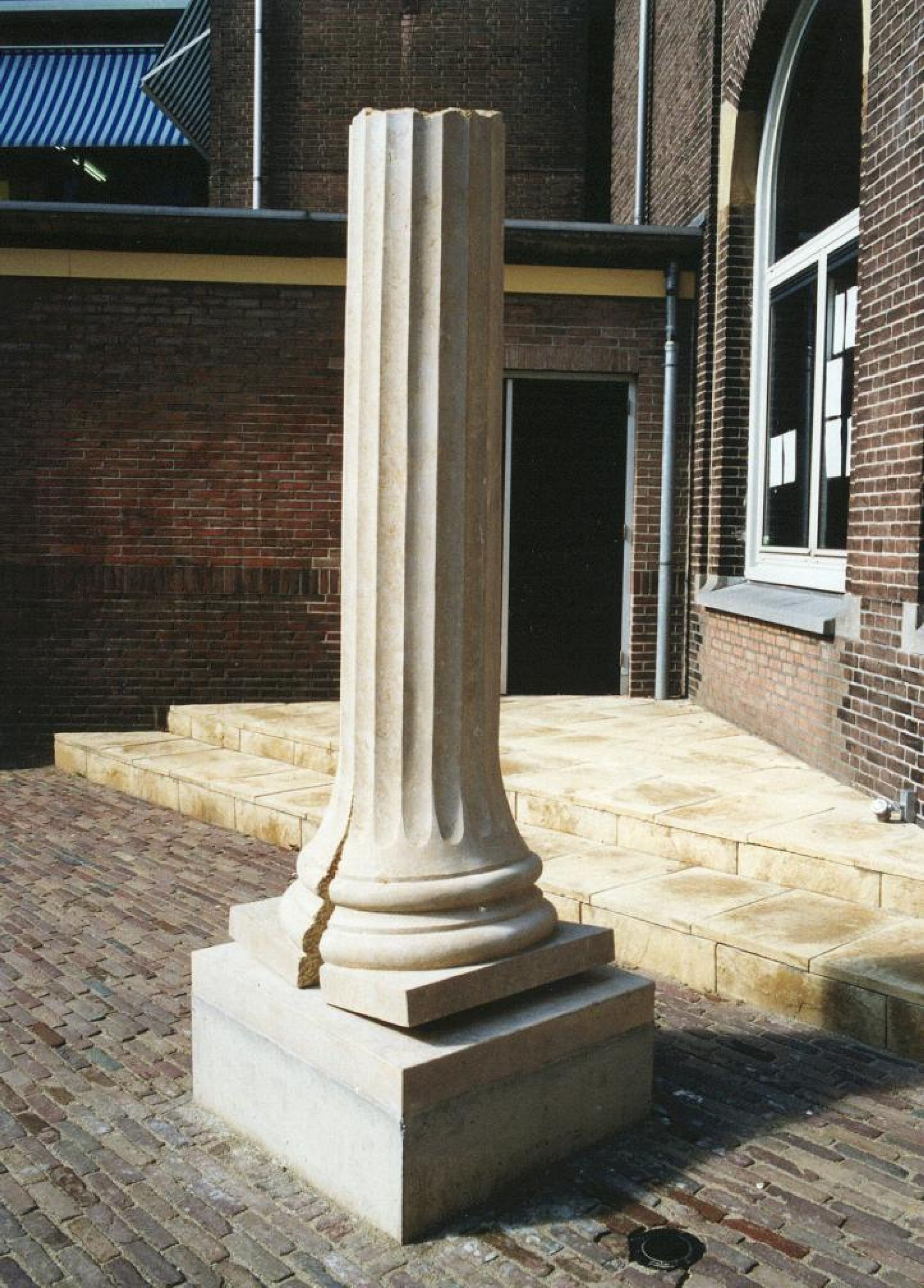 Orakel (1999, massengis). Opdracht van Stedelijk Gymnasium Dordrecht.