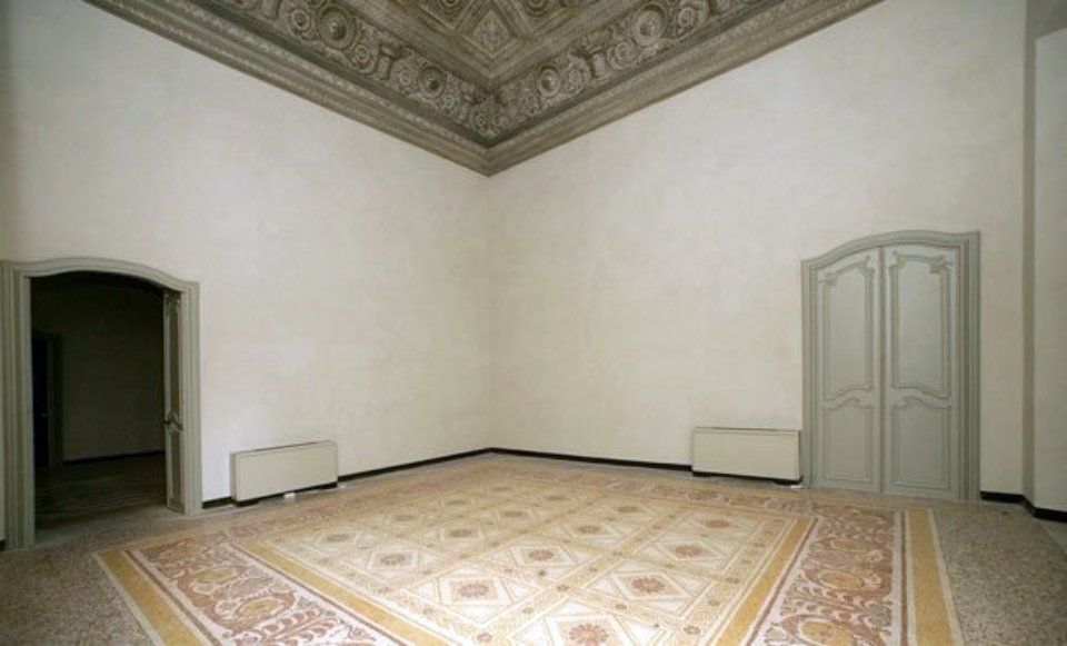 Interno con tetto e pavimento artistico