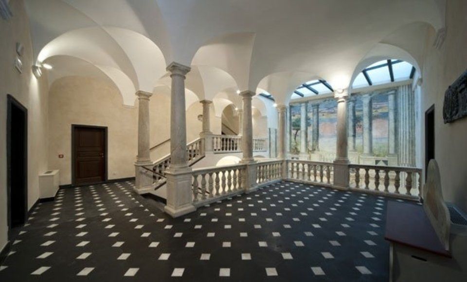 Edificio storico con colonne