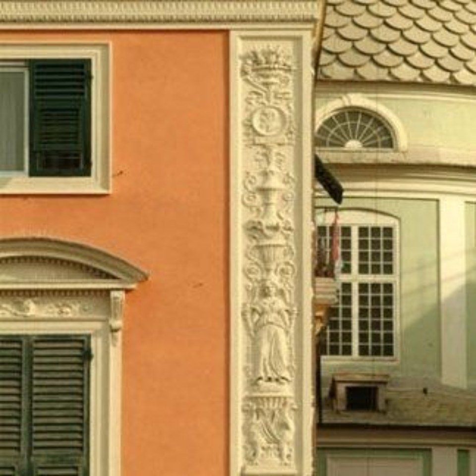Edificio con facciata decorata