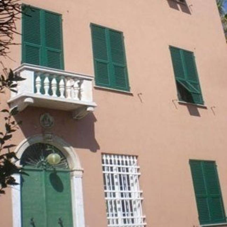 Palazzo con facciata rosa
