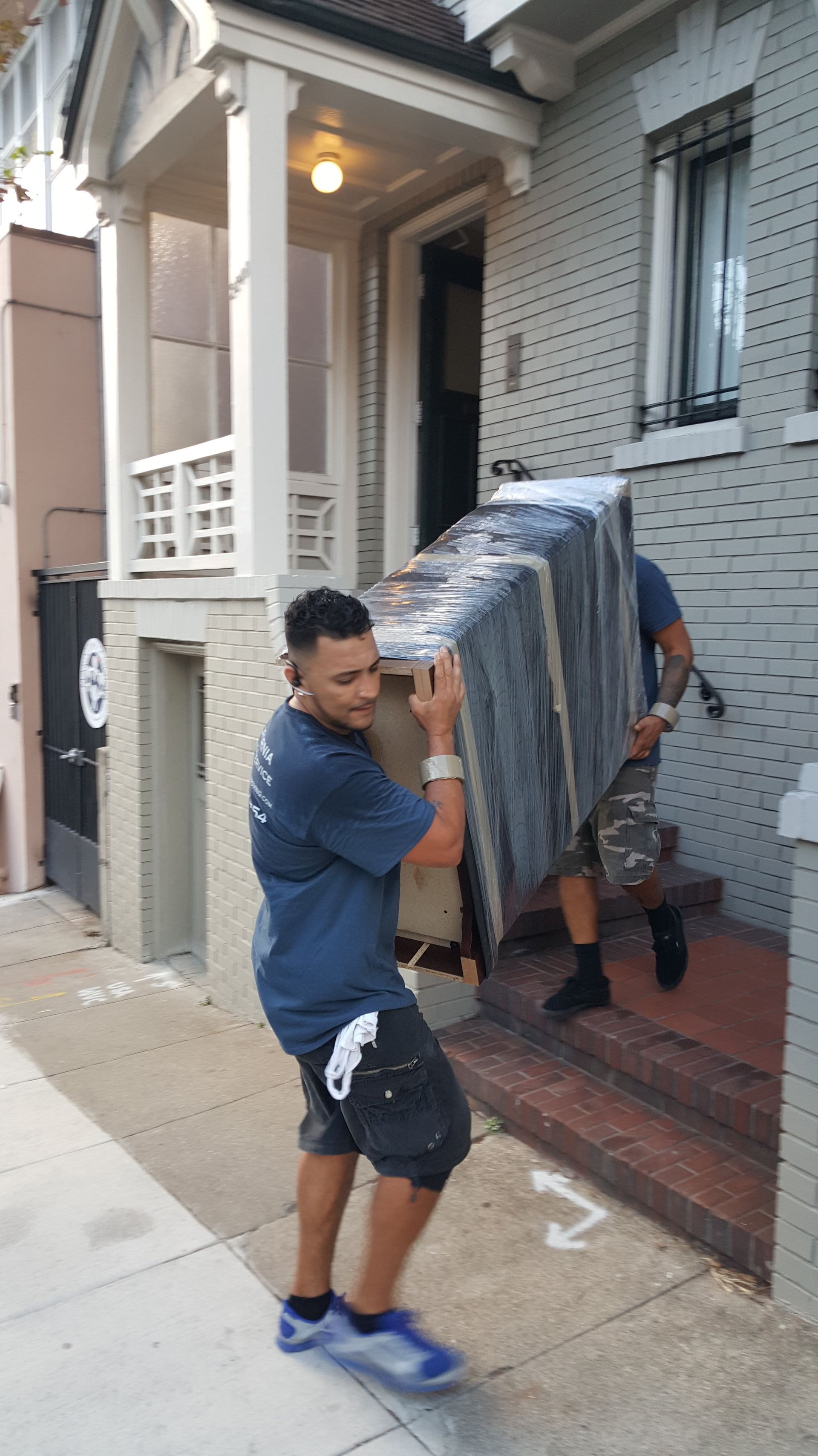 LA to SF Moving Service Specialists Handling Furniture