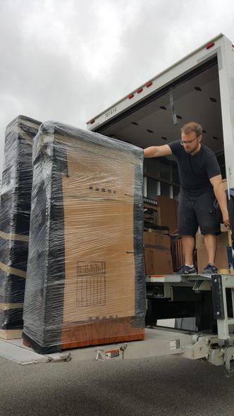 LA to SF Moving Service Specialists Unloading Truck