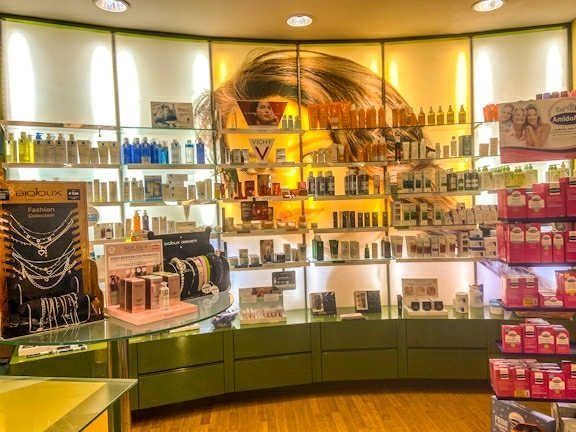 Vetrina di un negozio di cosmetici di lusso con scaffali pieni di profumi e prodotti di bellezza