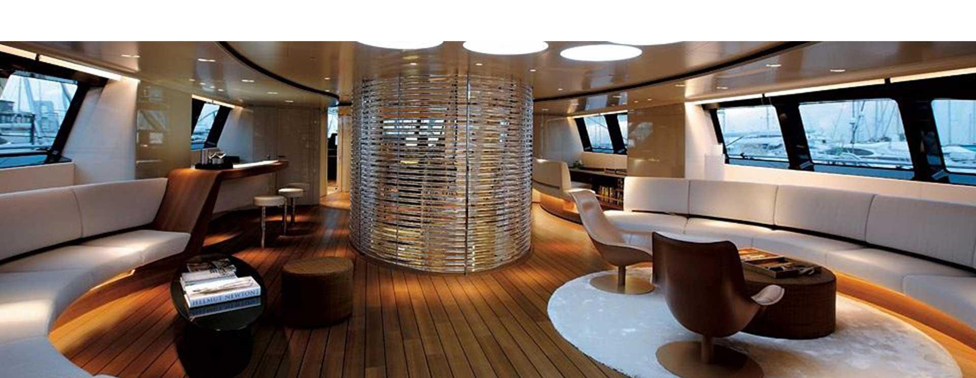 una sala con due divani a curva in una barca