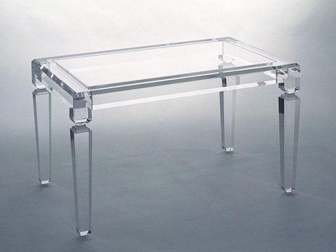 un tavolo in plexiglass
