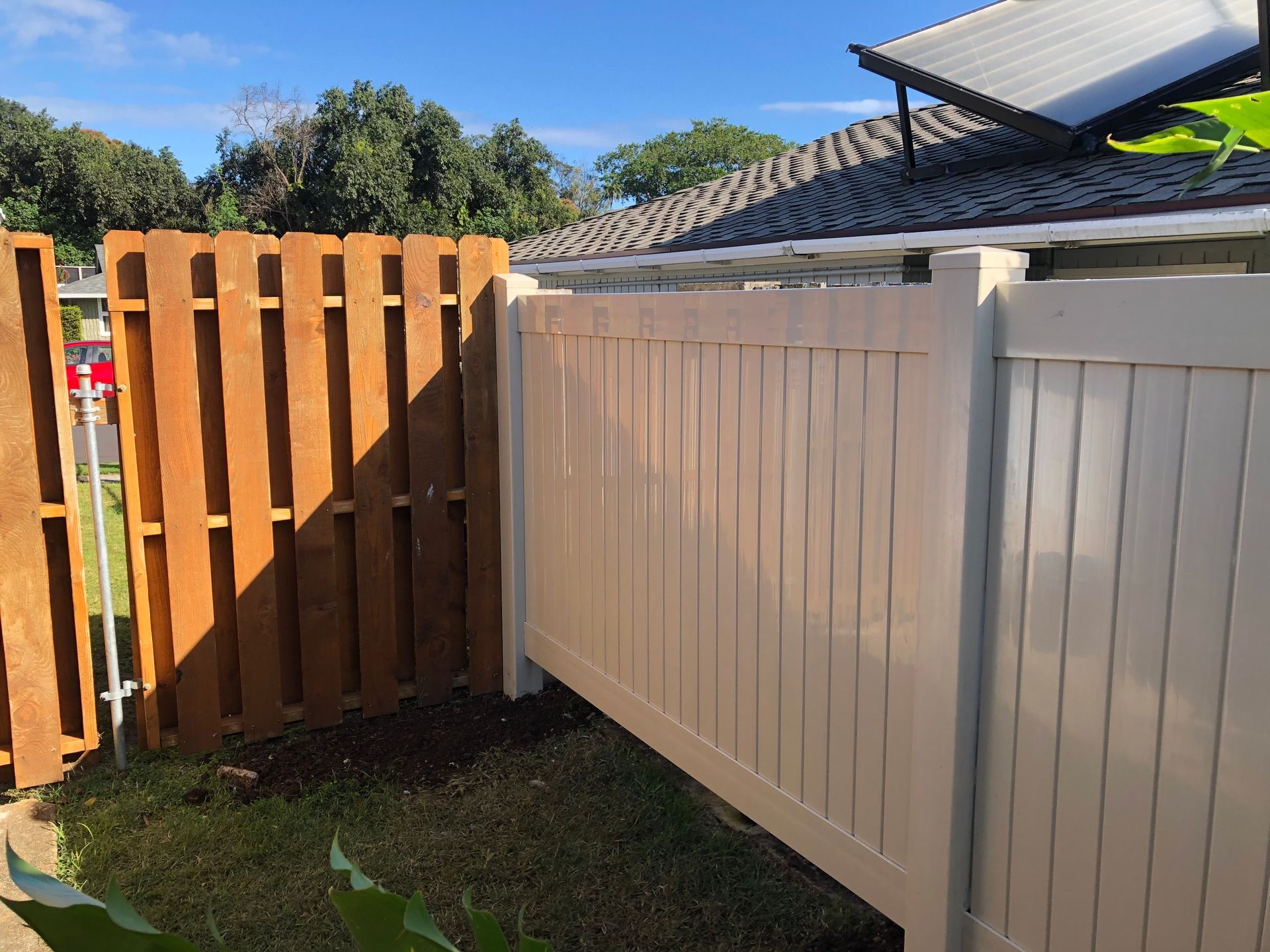 Hawaii vinyl fencing paired with wood fence