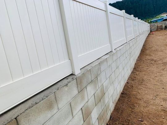 long vinyl fence built near mountains in Hawaii