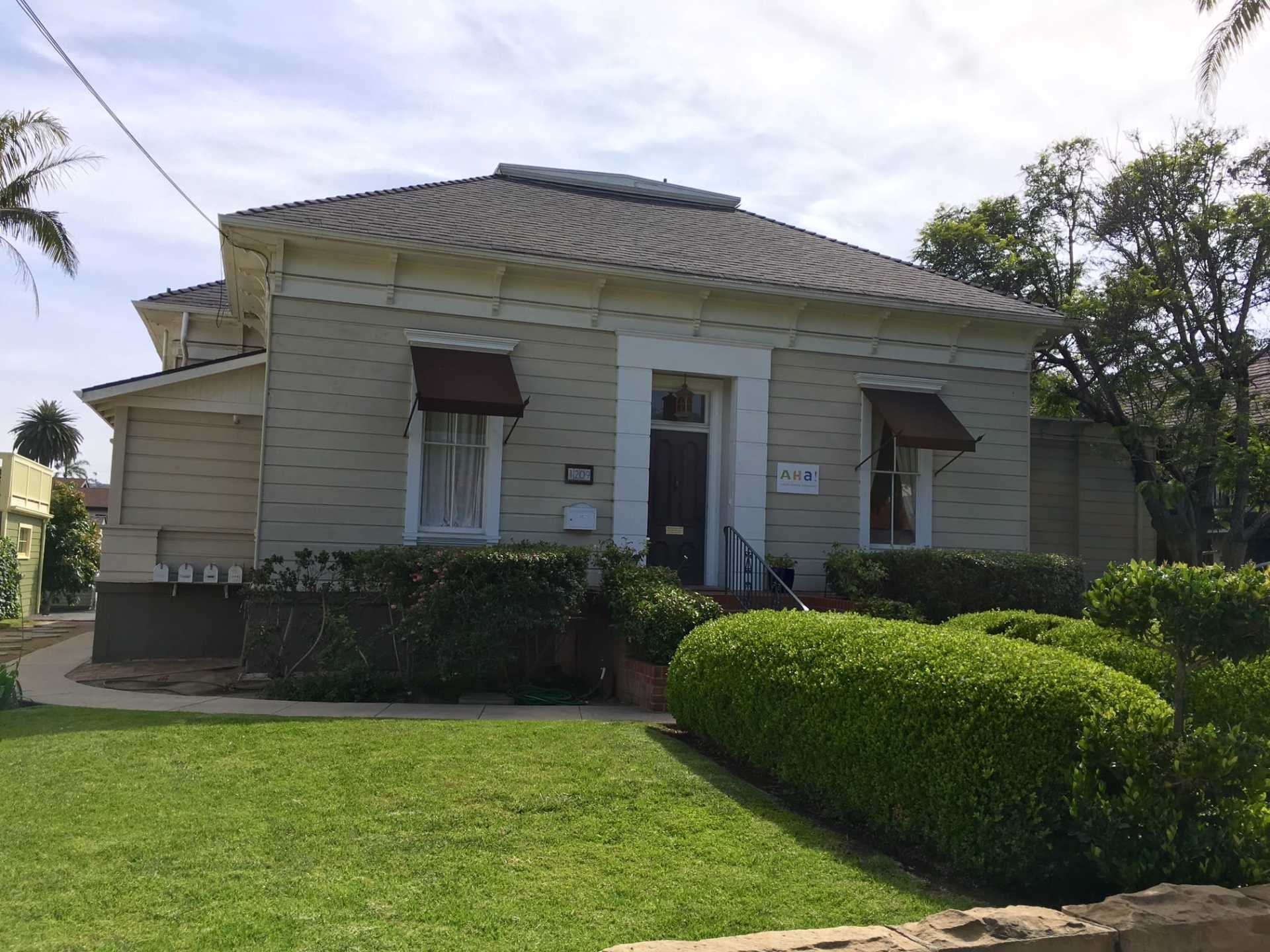 1209 De La Vina Street