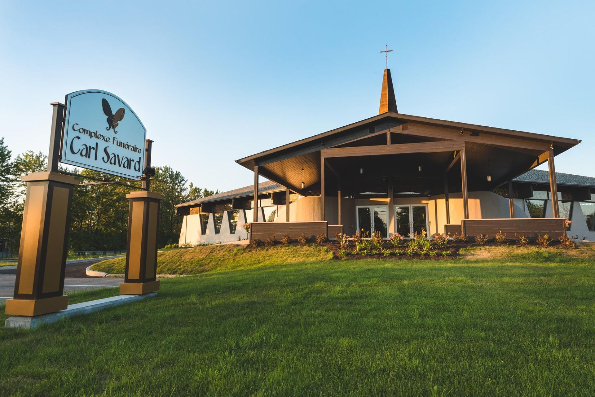 Une église avec un panneau devant qui dit Carl Sinaï