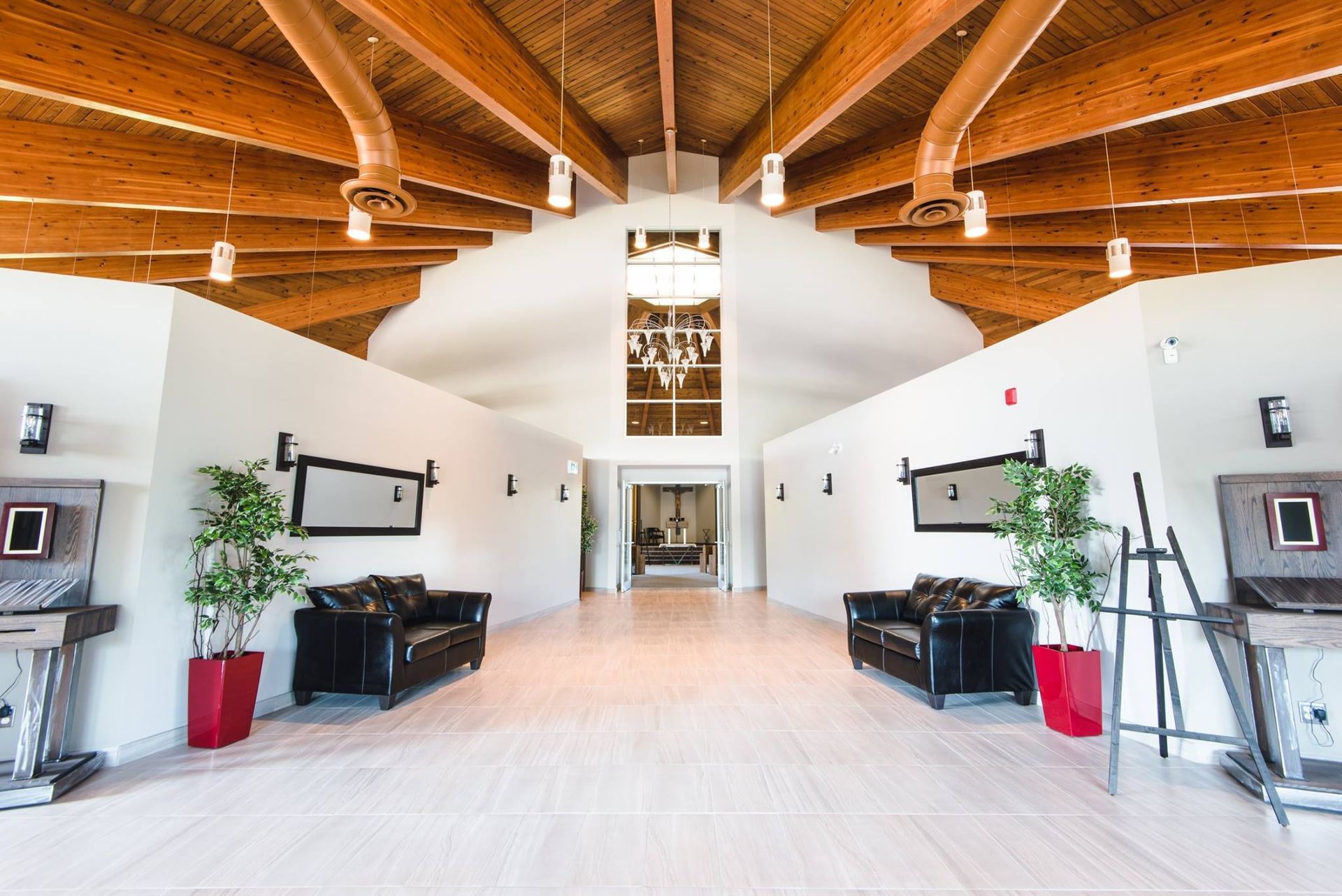 Une grande pièce avec un plafond en bois et beaucoup de meubles