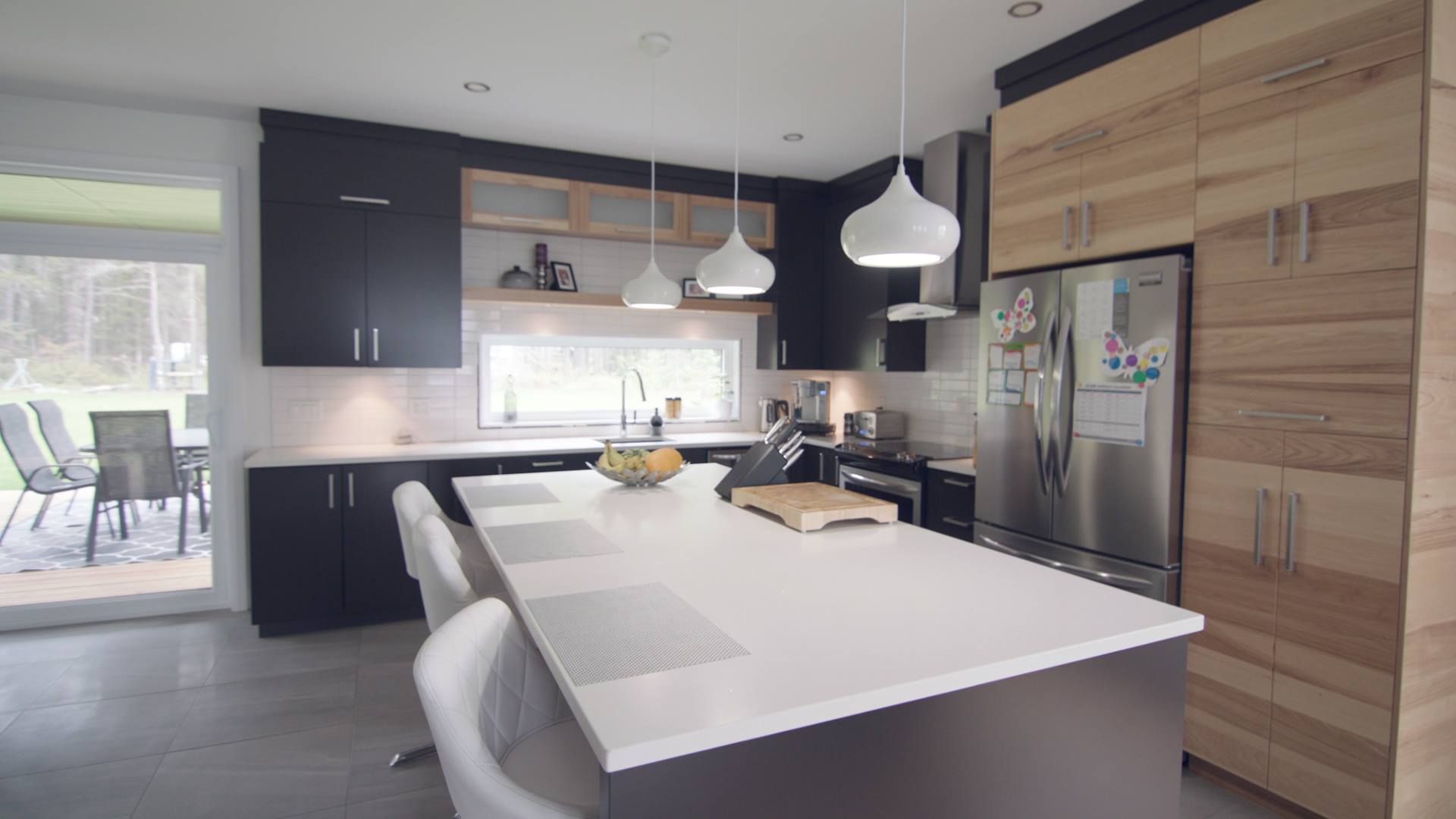 Une cuisine avec un grand îlot au milieu.