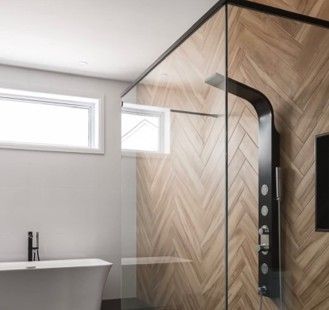 Une salle de bain avec baignoire, douche et murs en bois.