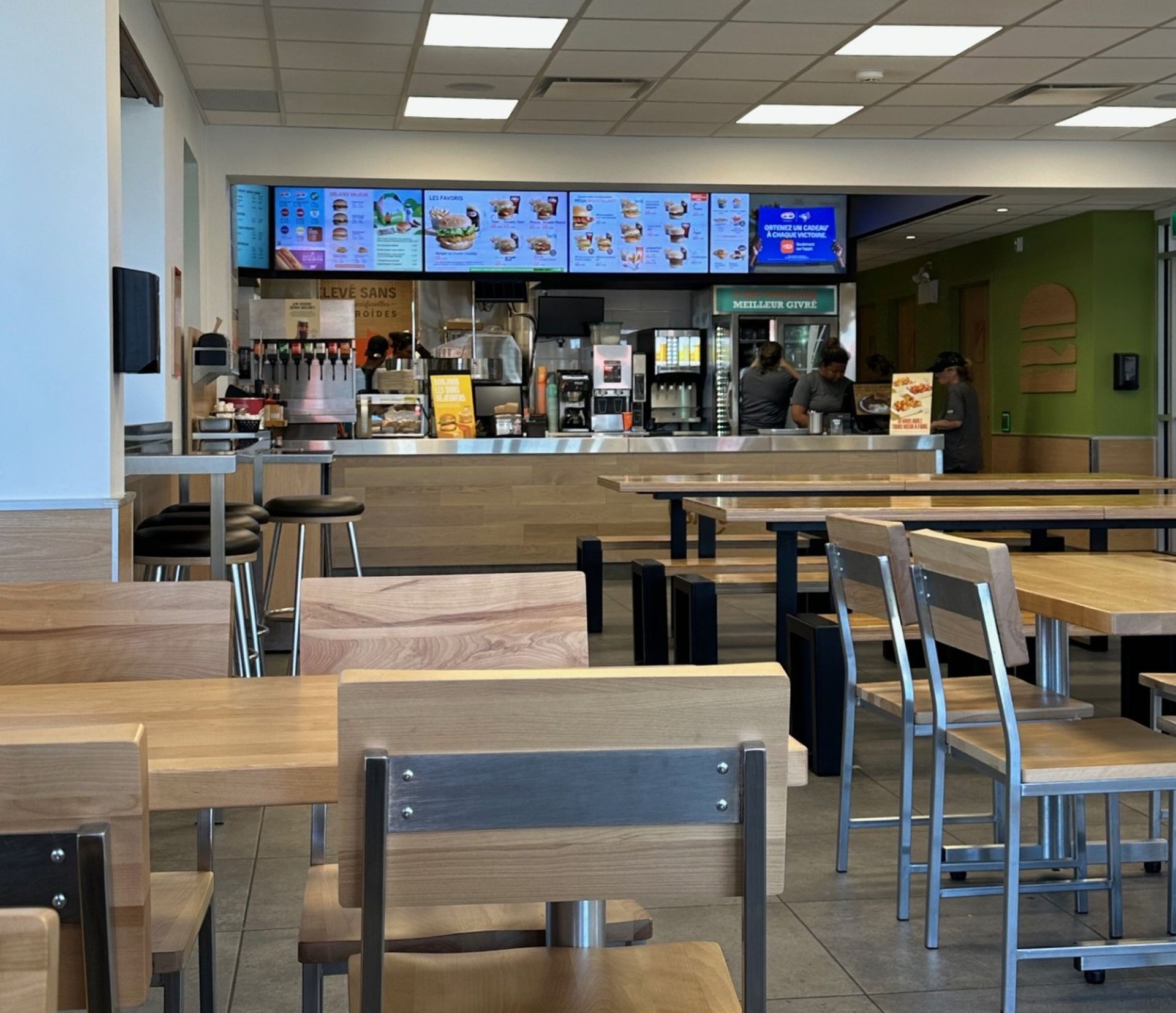 L'intérieur d'un restaurant de restauration rapide avec des tables et des chaises